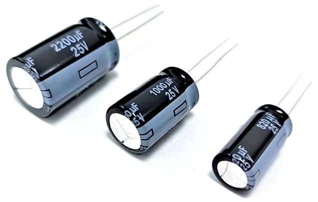 Trois condensateurs électrolytiques de différentes tailles. Chacun est étiqueté avec la tension (25V) et la capacité (2200µF, 1000µF, 820µF).