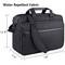 Un sac pour ordinateur portable noir en tissu déperlant est présenté avec des gouttelettes dessus. Les dimensions sont de 18 x 7,5 x 12,8 pouces, avec plusieurs compartiments.