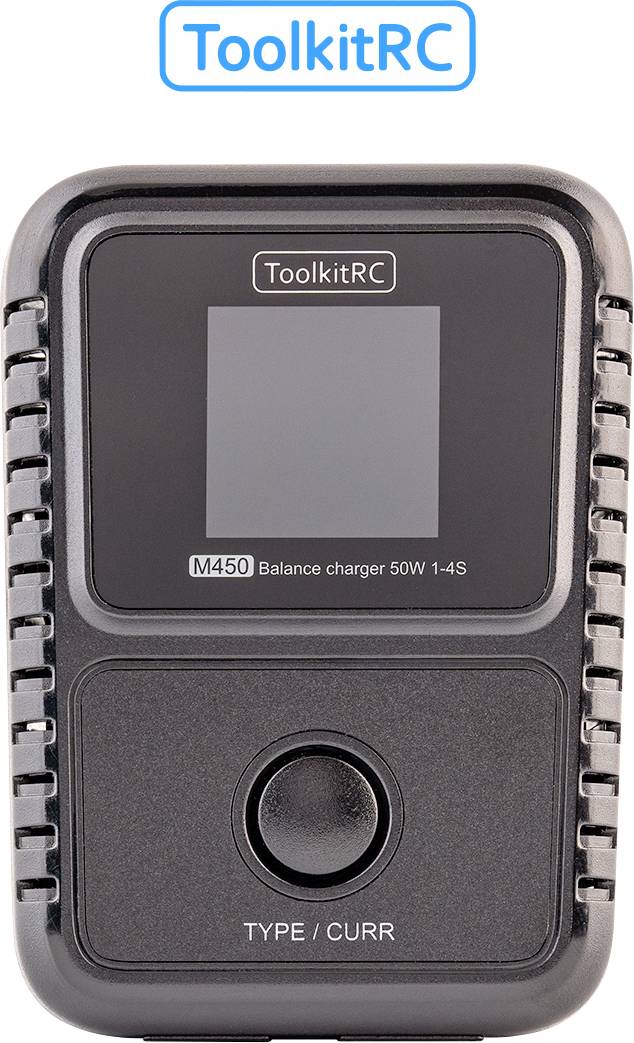 Un chargeur d'équilibrage ToolkitRC M450 noir avec un petit écran, un bouton de contrôle unique, étiqueté « Chargeur d'équilibrage 50W 1-4S », utilisé pour charger des batteries.