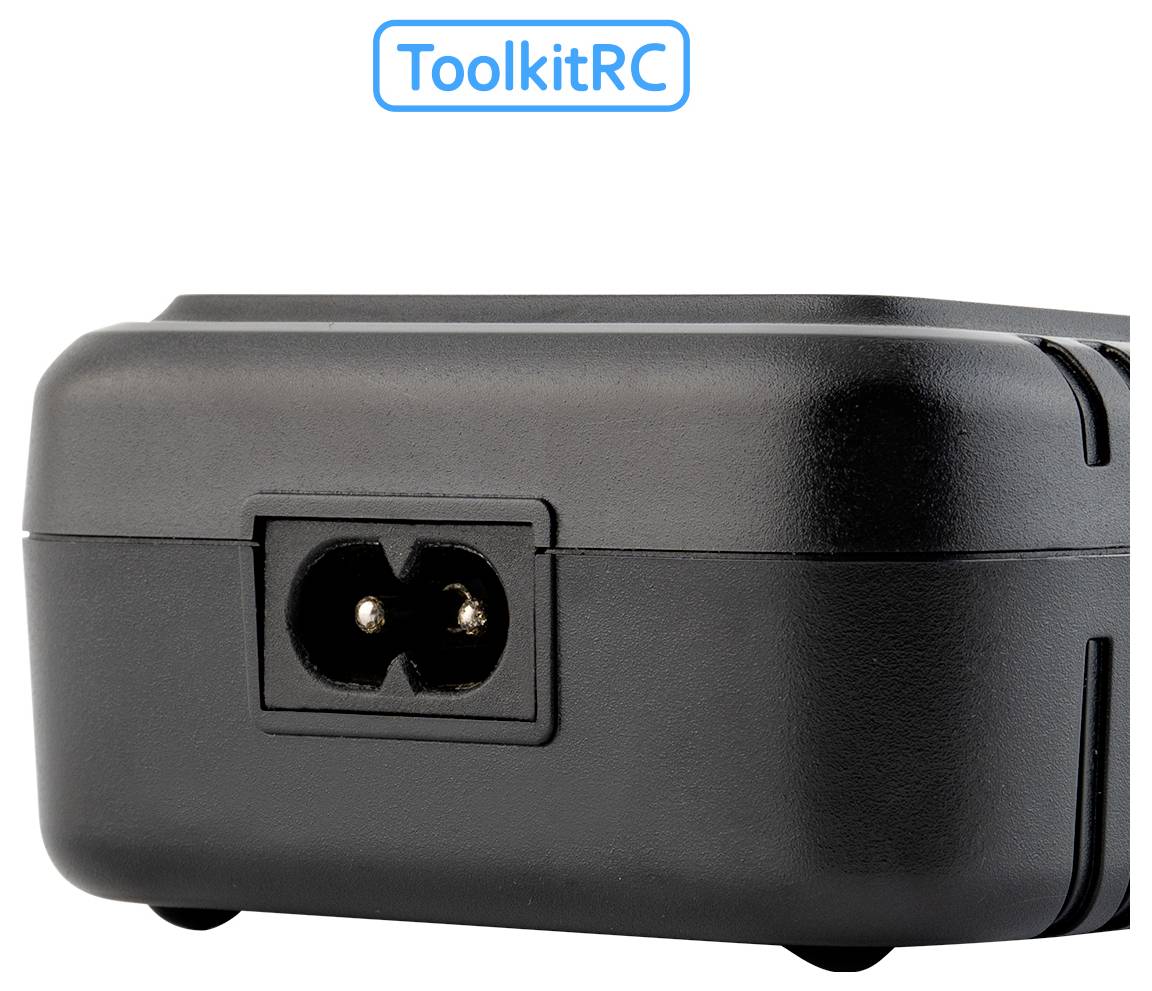 Une vue rapprochée d'un adaptateur secteur noir avec une prise à deux broches, portant l'étiquette « ToolkitRC ».