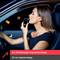 Une femme dans une voiture applique du rouge à lèvres tout en vérifiant son reflet sur l'écran d'un téléphone. Le texte ci-dessous indique « Design inspiré par les voitures GT ».