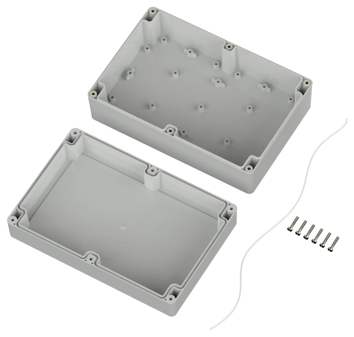Un boîtier rectangulaire en plastique gris composé d'une partie supérieure et inférieure séparées. Comprend des vis et un joint de câble d'étanchéité, utilisé pour les composants électroniques.