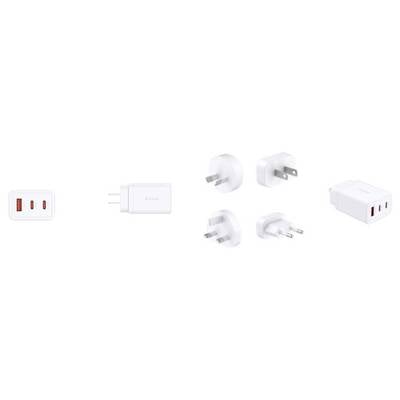Un assortiment d'adaptateurs secteur blancs USB avec différents types de fiches et orientations, conçus pour une utilisation internationale.