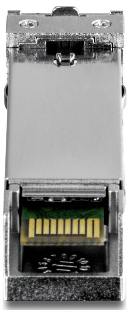 Un connecteur électrique en métal avec une rangée visible de broches dorées, utilisé pour la mise en réseau ou la transmission de données dans les appareils électroniques.