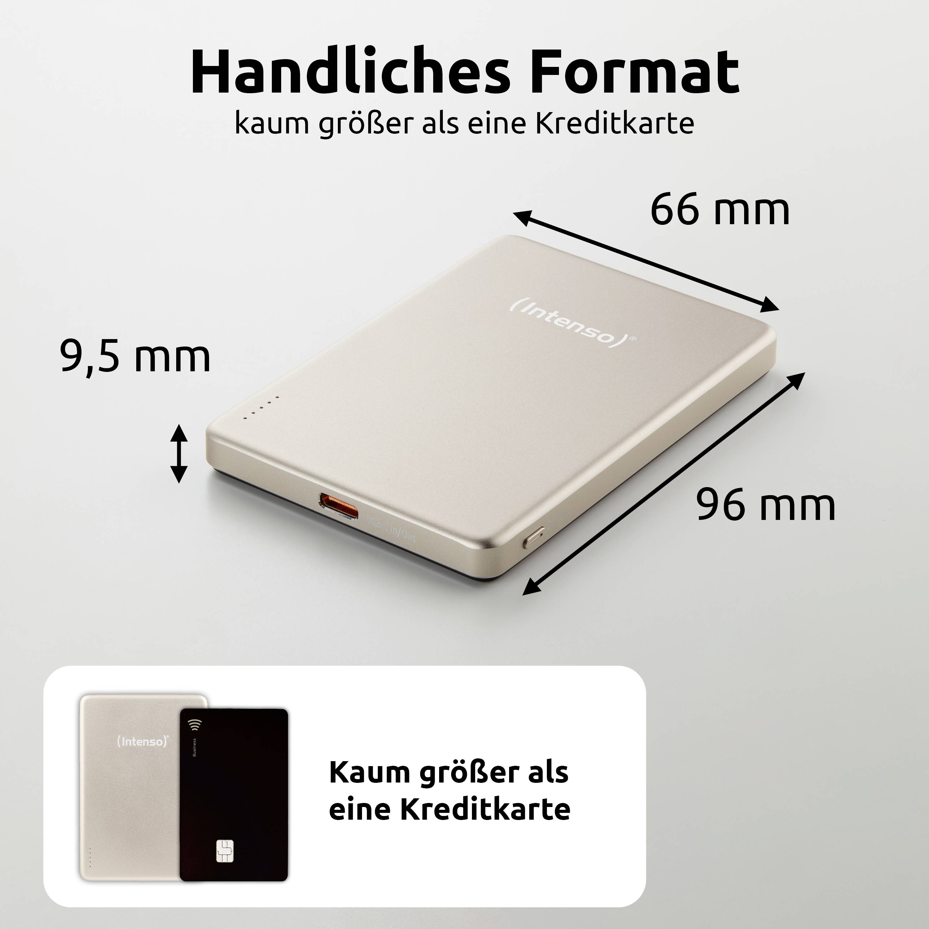 Un disque dur externe mince et rectangulaire aux dimensions : 96 mm x 66 mm x 9,5 mm, une comparaison de taille indique qu'il est légèrement plus grand qu'une carte de crédit.