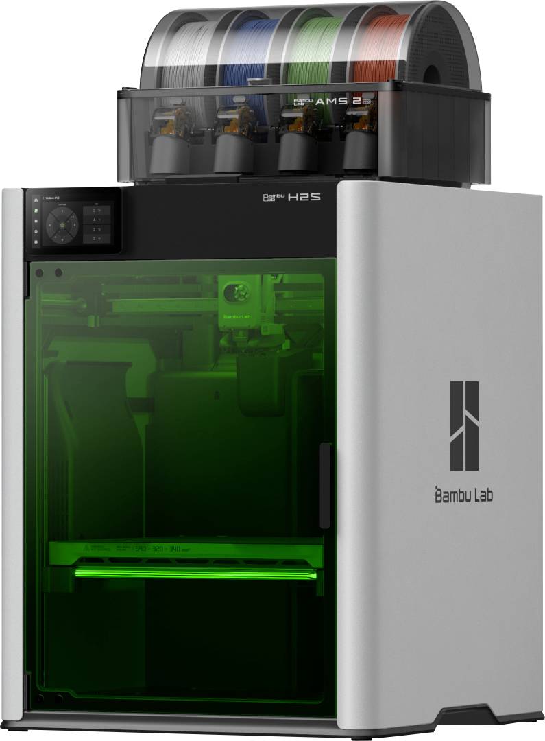 Une imprimante 3D avec un panneau avant transparent de couleur verte et plusieurs bobines de filament posées sur le dessus. Le nom de la marque de l'imprimante est visible sur le côté.