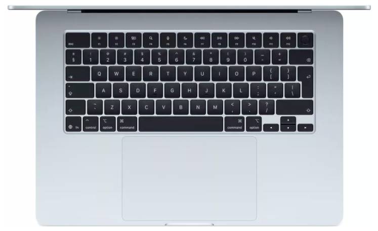 Un ordinateur portable argenté ouvert, affichant un clavier complet avec un pavé tactile en dessous, vu de dessus.