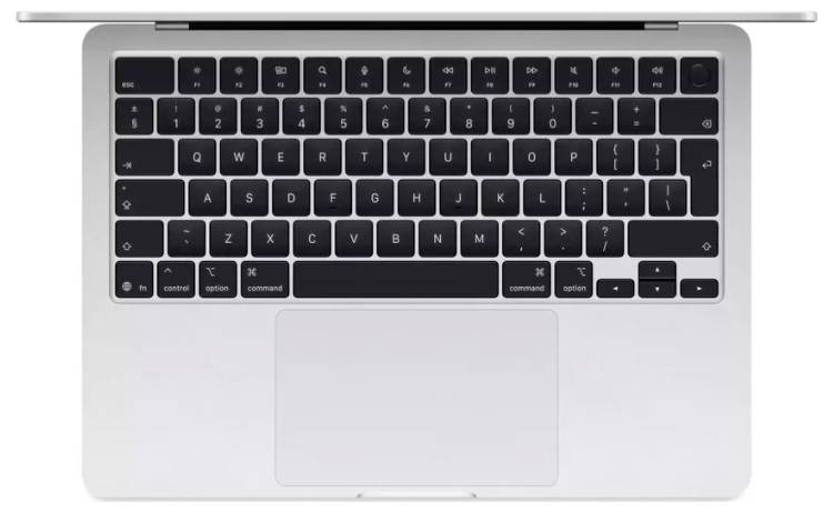 Un ordinateur portable argenté vu de dessus, montrant un clavier AZERTY avec des touches noires, un pavé tactile intégré et un bord d'écran fin.