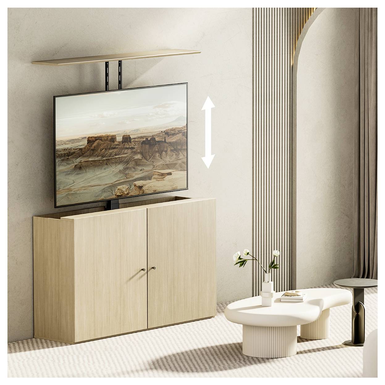 Un salon moderne présente un meuble en bois avec un téléviseur à écran plat monté au-dessus, ajustable verticalement. Une petite table avec des fleurs se trouve à proximité.