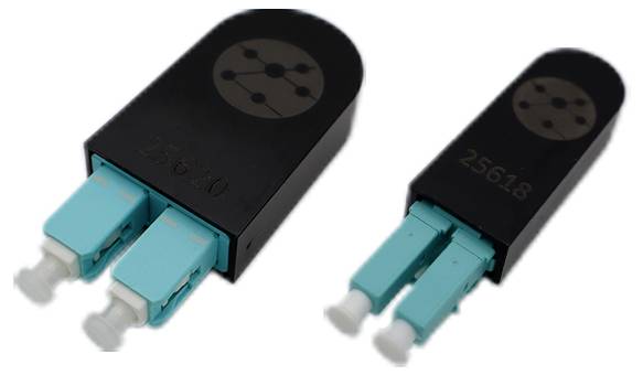 Deux clips en plastique noir avec des connecteurs à fibre optique turquoise. Chaque clip possède de petits numéros gravés, utilisés pour organiser les câbles.