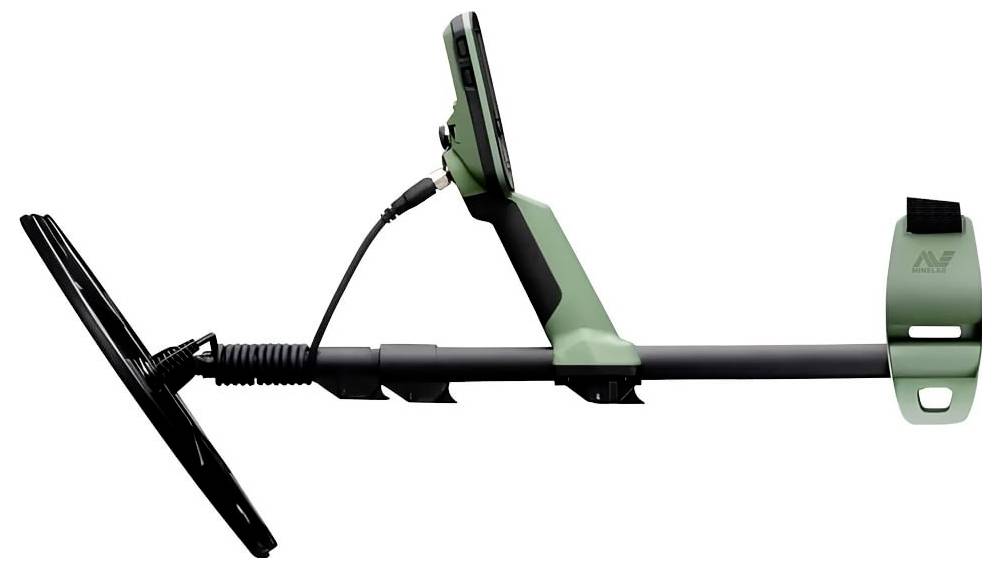 Un détecteur de métaux portable avec un design vert et noir, doté d'un panneau de commande à une extrémité et d'une bobine de recherche circulaire à l'autre.