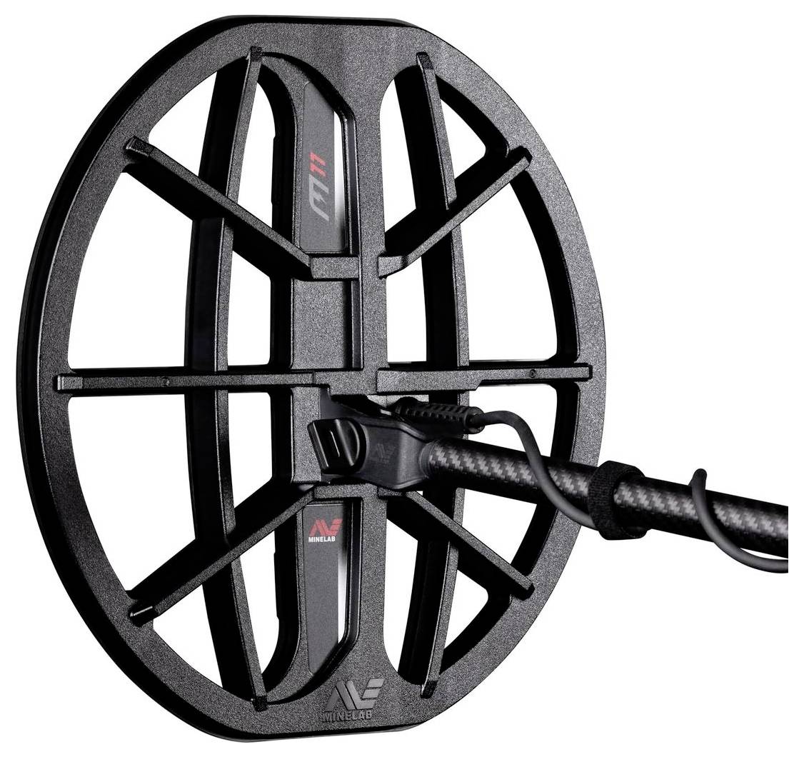 Un gros plan sur une bobine de détecteur de métaux en noir, avec un logo de marque et un câble attaché, mettant en valeur son design et sa construction.