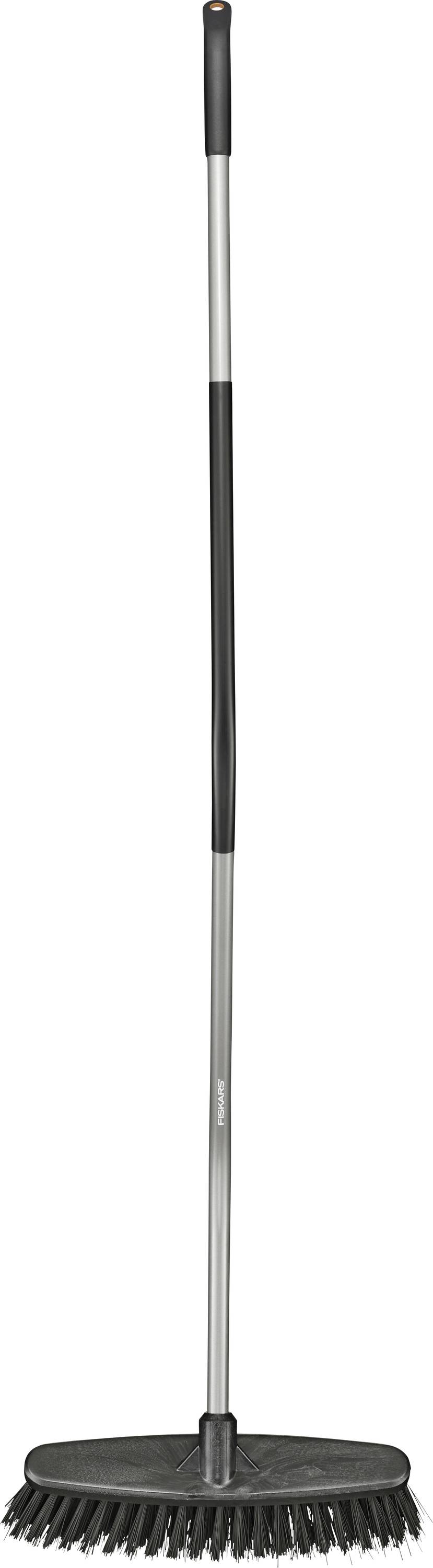 Un balai à long manche avec une tête de brosse ronde et des poils noirs, adapté aux tâches de nettoyage extérieures comme le balayage des feuilles ou de la saleté.