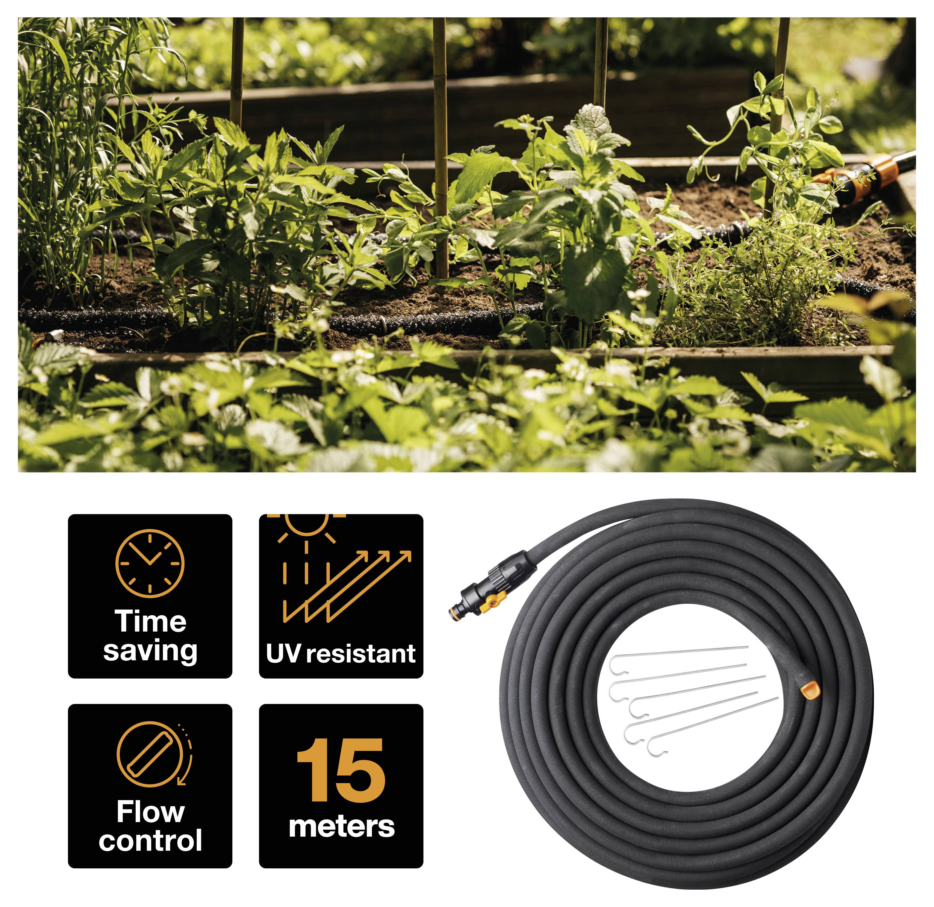Un jardin luxuriant avec un tuyau d'irrigation noir enroulé à côté d'icônes mettant en valeur ses caractéristiques : « Gain de temps », « Résistant aux UV », « Contrôle du débit », « 15 mètres ».