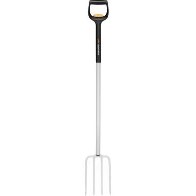 Une fourche de jardin avec un manche noir et orange et des dents en métal, conçue pour bêcher et retourner la terre.