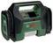 Un compresseur d'air portable Bosch PAO 18V de couleur verte, doté d'un affichage numérique et d'accessoires de tuyau, adapté pour gonfler des pneus ou d'autres objets.