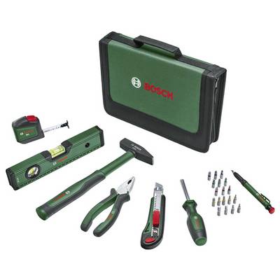 Un ensemble d'outils verts comprenant un mètre ruban, un niveau, un marteau, des pinces, un couteau utilitaire, un tournevis et des embouts, à côté d'un étui de transport fermé.