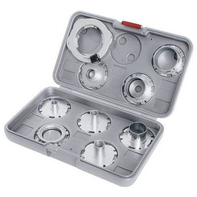 Un étui gris ouvert contenant six accessoires de coupe-pâte en métal, chacun avec des formes différentes, à utiliser avec une machine à pâtes.