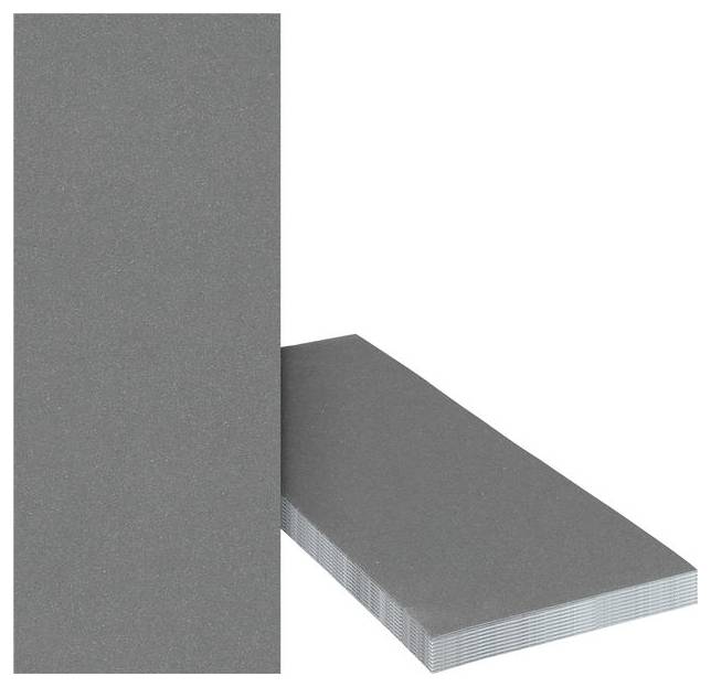 Une pile de feuilles de mousse grise rectangulaires, debout et posées à plat, utilisées pour l'insonorisation ou l'isolation.