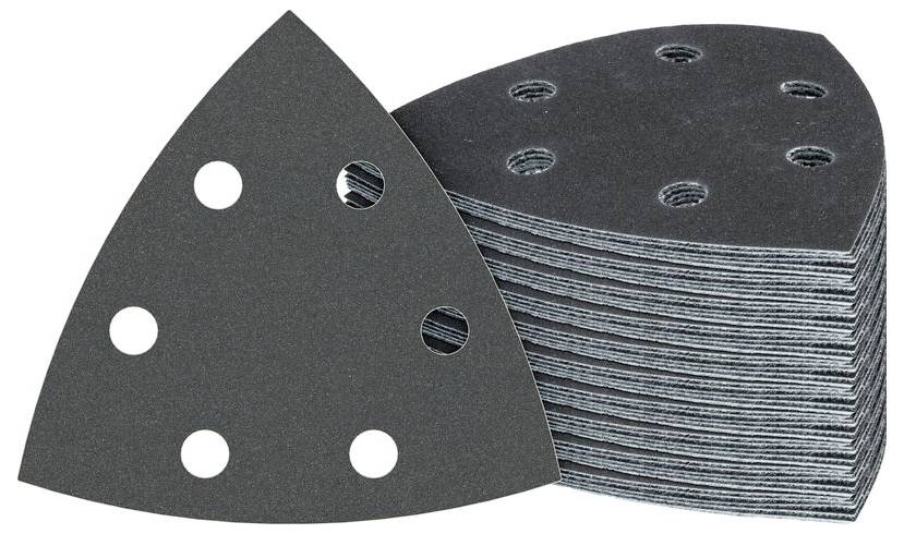 Une pile de feuilles abrasives triangulaires, chacune percée de cinq trous circulaires, utilisées pour poncer des surfaces.