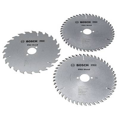 Trois lames de scie circulaire en bois Bosch PRO avec des dents acérées disposées sur un fond blanc, présentant différentes configurations de denture.