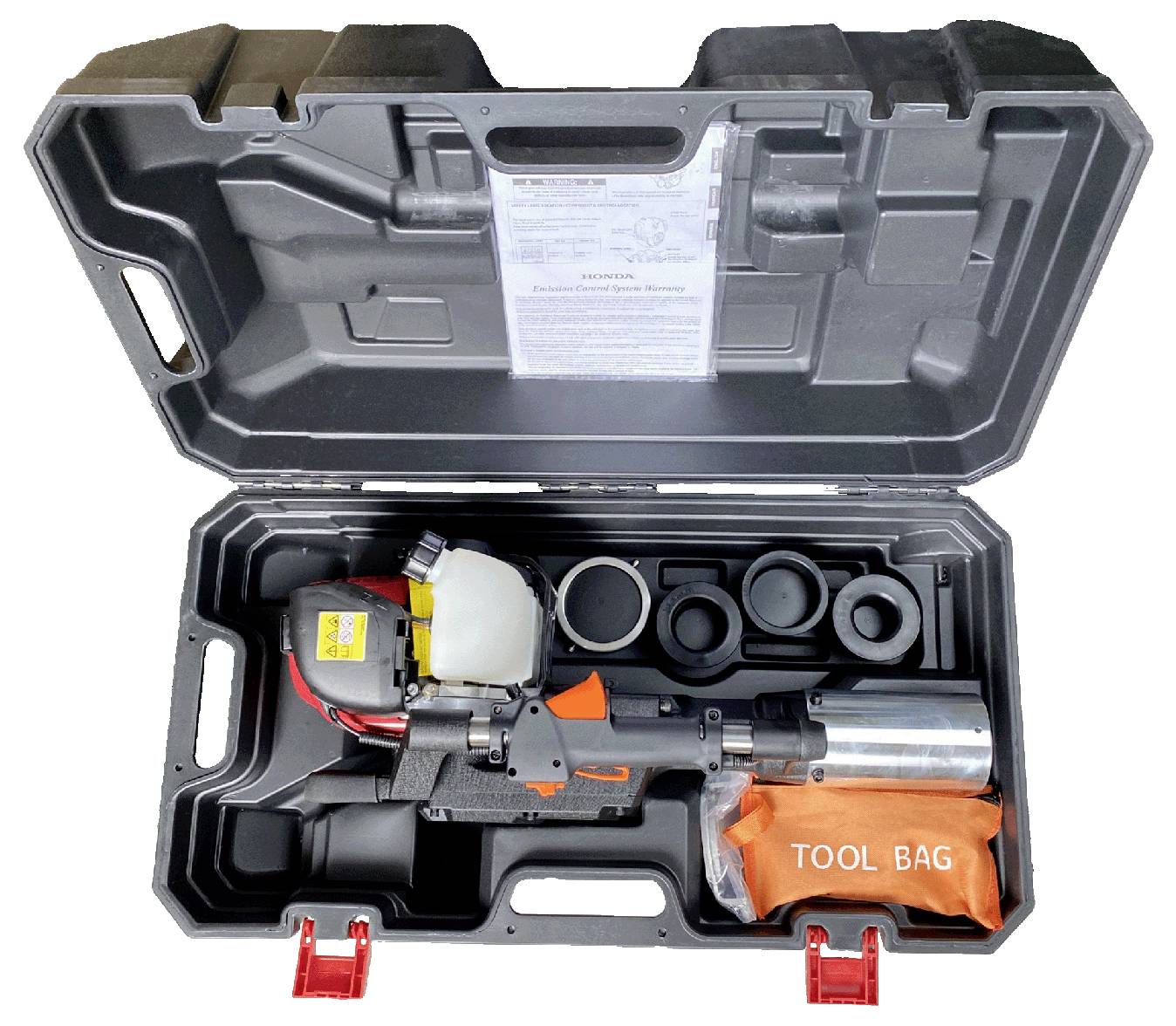 Un étui noir ouvert en plastique contient un outil mécanique avec un grand embout métallique, un récipient de liquide, divers accessoires et un sac orange étiqueté « SAC À OUTILS ».