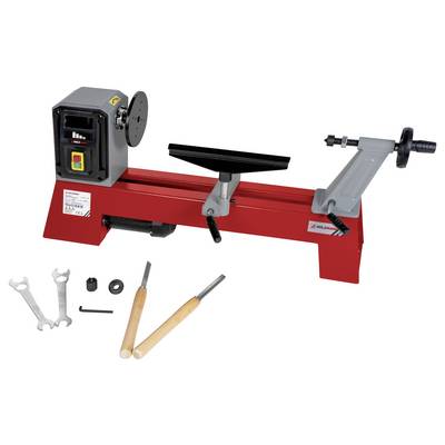 « Un petit tour à bois de couleur rouge et grise avec panneau de commande, support d'outils et accessoires, comprenant des clés et des ciseaux, installé sur un fond blanc. »