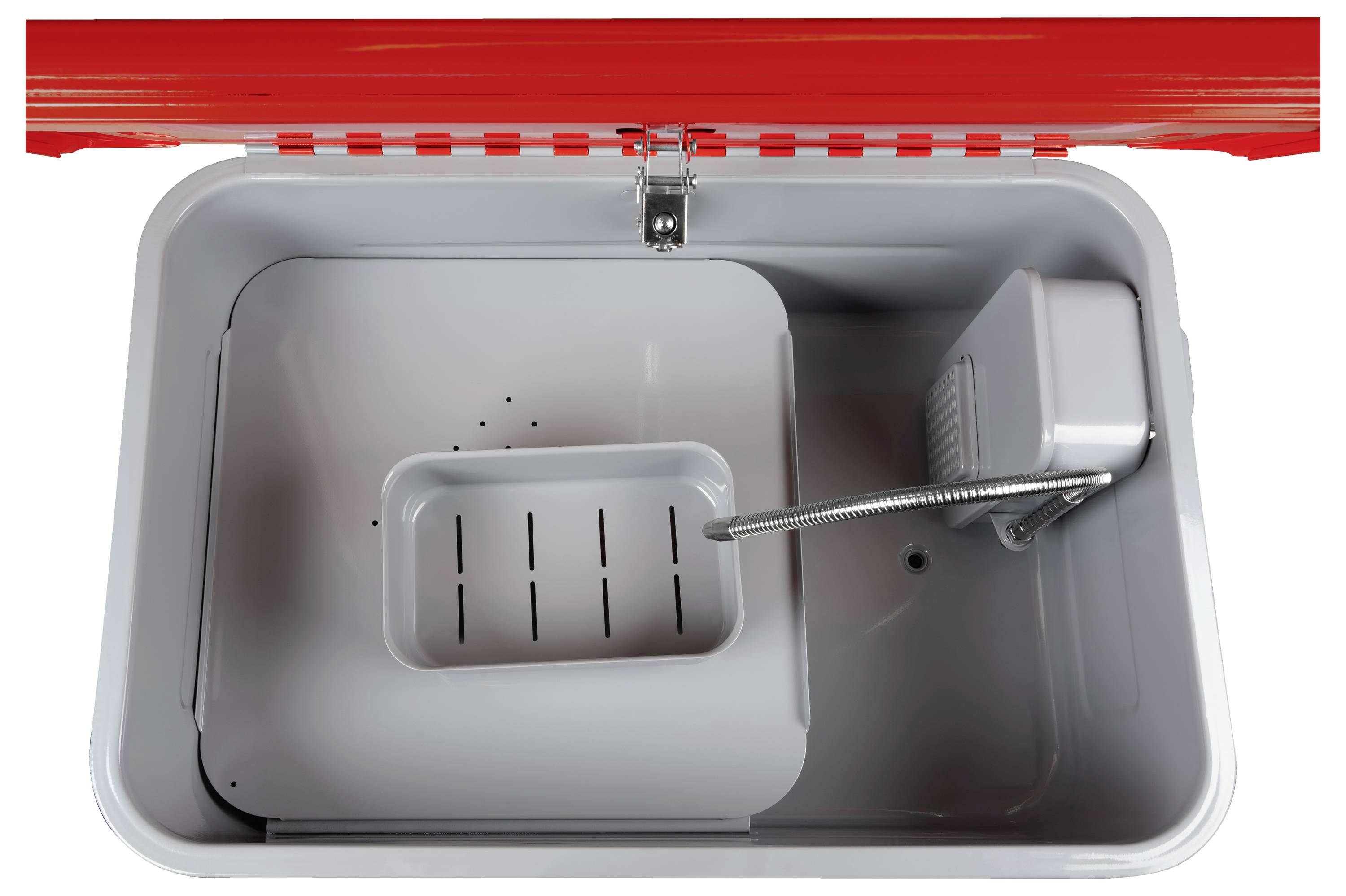 Une boîte à outils rouge avec un couvercle ouvert révèle un intérieur gris avec un plateau perforé et un tuyau métallique enroulé, mettant en valeur les fonctionnalités d'organisation et de rangement.