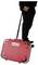 Une personne vêtue de noir tire une valise rouge HOLZMANN avec une poignée télescopique.