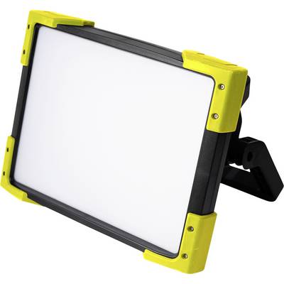 Une lampe de travail LED portable de forme rectangulaire, avec un cadre noir et des coins jaune vif. Elle est positionnée sur un support, inclinée vers le haut.