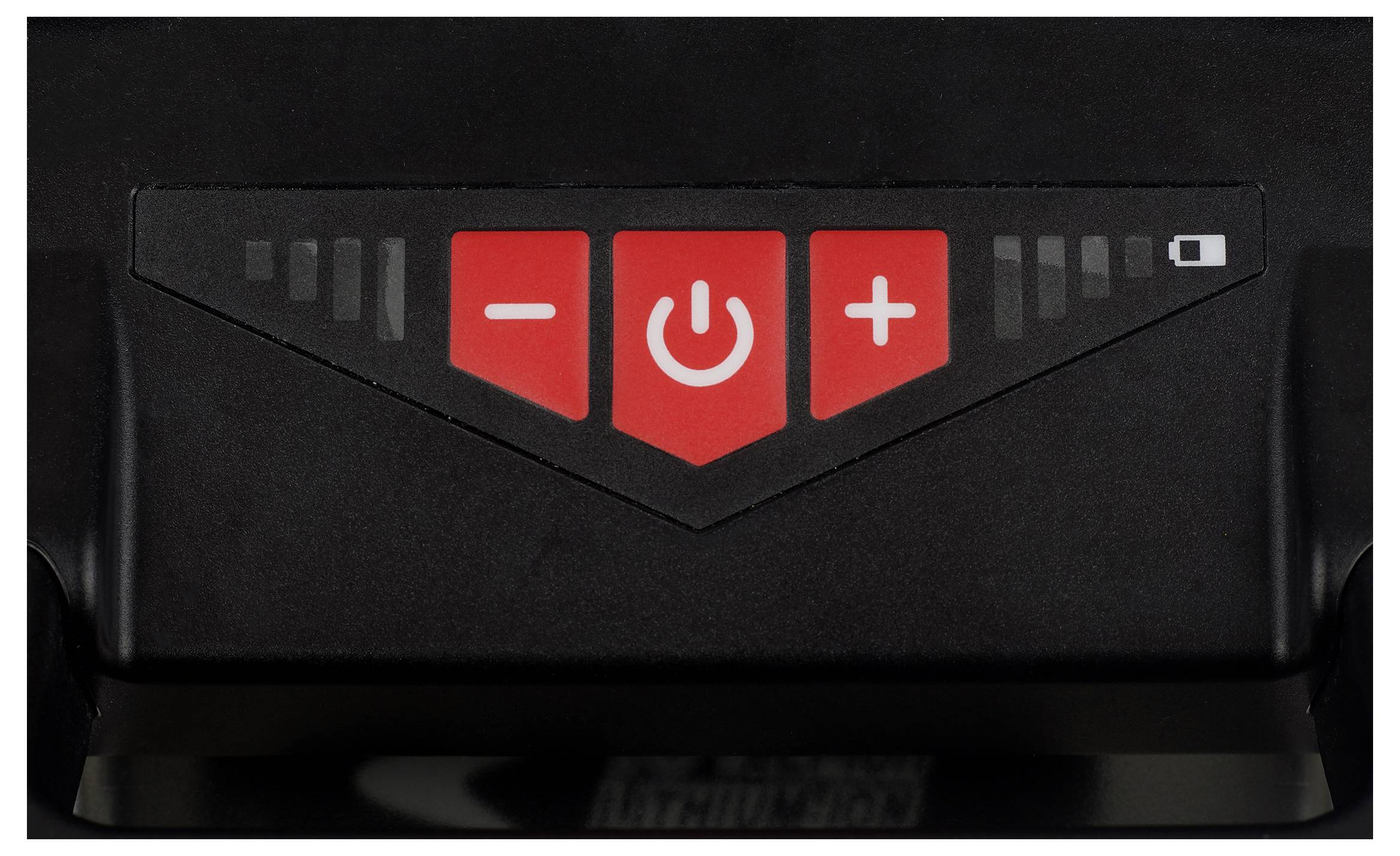 Un panneau de commande avec des boutons rouges : un bouton '-', un bouton avec le symbole de mise en marche, et un bouton '+'. L'indicateur de batterie affiche une charge faible.
