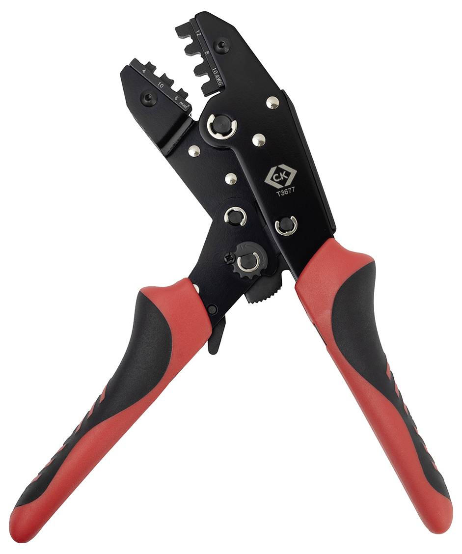 Pince à sertir avec poignées rouge et noir, en position ouverte, utilisée pour connecter des connecteurs électriques ; en métal noir avec des molettes de réglage.