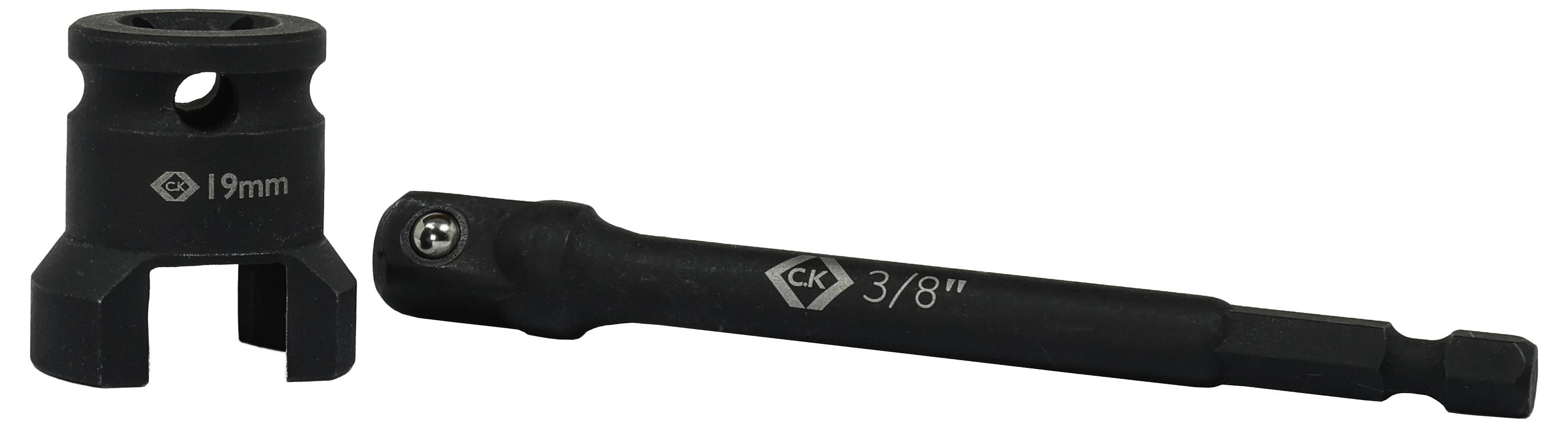 « Une clé à écrou de 19 mm à côté d'un adaptateur de douille à carré de 3/8 de pouce. Les deux sont noirs, avec des marquages de taille visibles. »