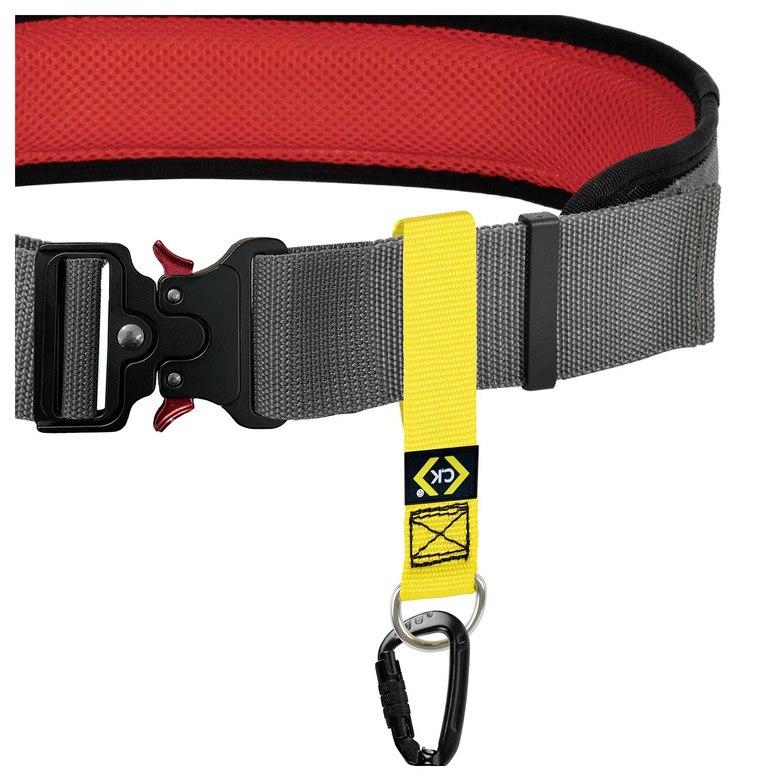 Une ceinture grise et rouge avec une boucle noire présente une boucle en tissu jaune et un mousqueton attachés, utilisés pour l'escalade ou des fins de sécurité.