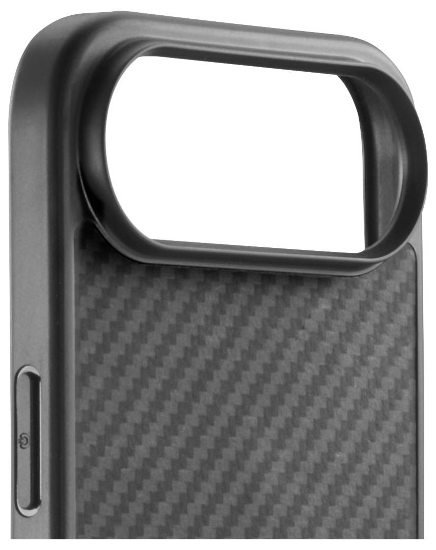 Un gros plan d'un étui de smartphone avec une texture en fibre de carbone présentant une section de caméra surélevée et renforcée, et une découpe pour le bouton latéral.