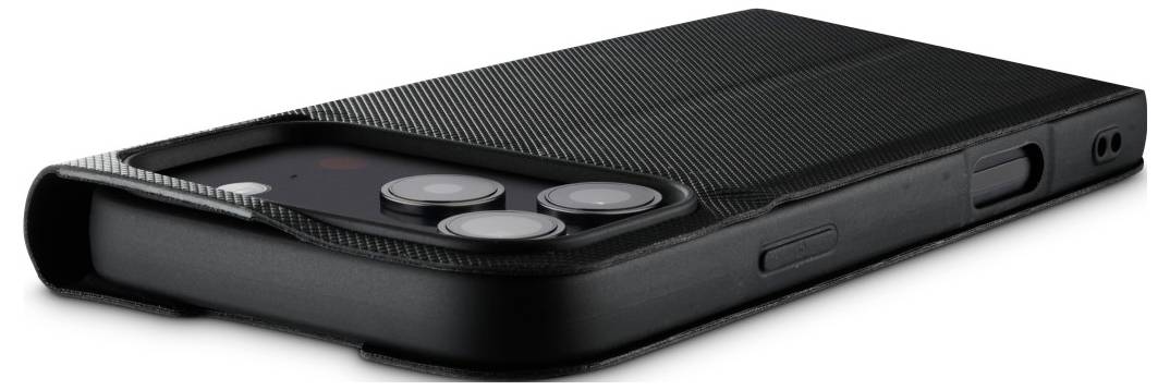 Un étui de smartphone noir élégant, à finition texturée, conçu pour protéger un téléphone doté de trois objectifs de caméra arrière visibles.