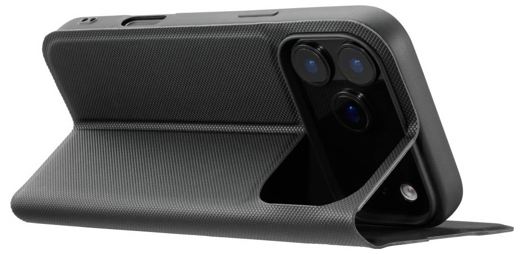 Un étui noir pour téléphone à surface texturée est présenté partiellement ouvert, dévoilant un téléphone avec trois objectifs de caméra arrière exposés.