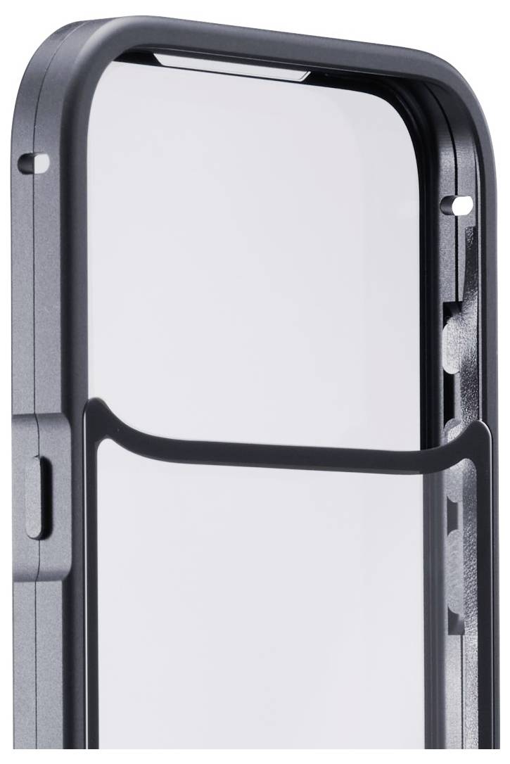Une vue rapprochée d'un bumper de téléphone avec des découpes précises pour les boutons et les ports, mettant en valeur son bord texturé offrant une meilleure prise en main.