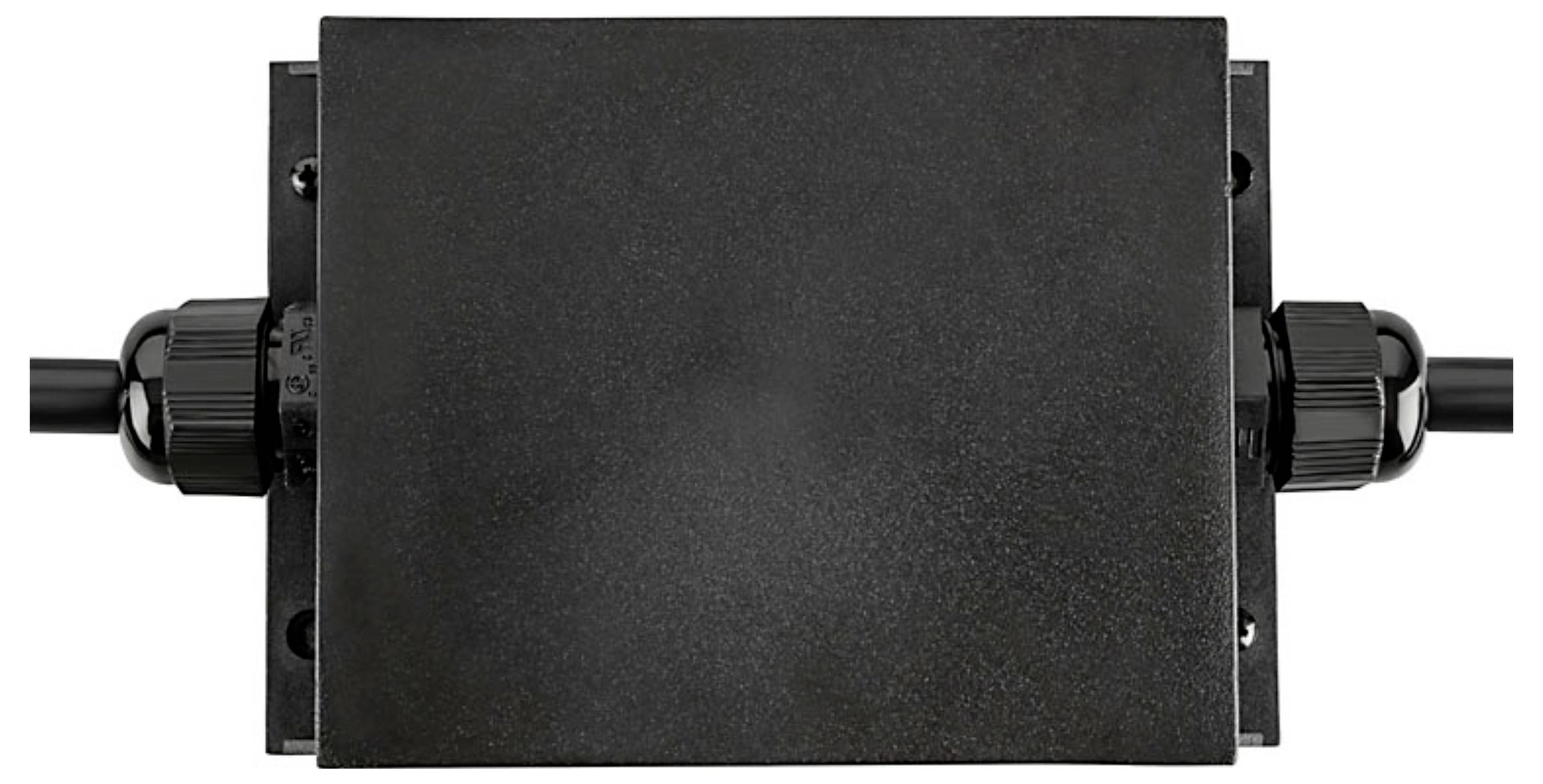 Un boîtier électronique rectangulaire noir avec des câbles connectés aux deux extrémités, utilisé pour loger des composants électroniques ou des connexions.