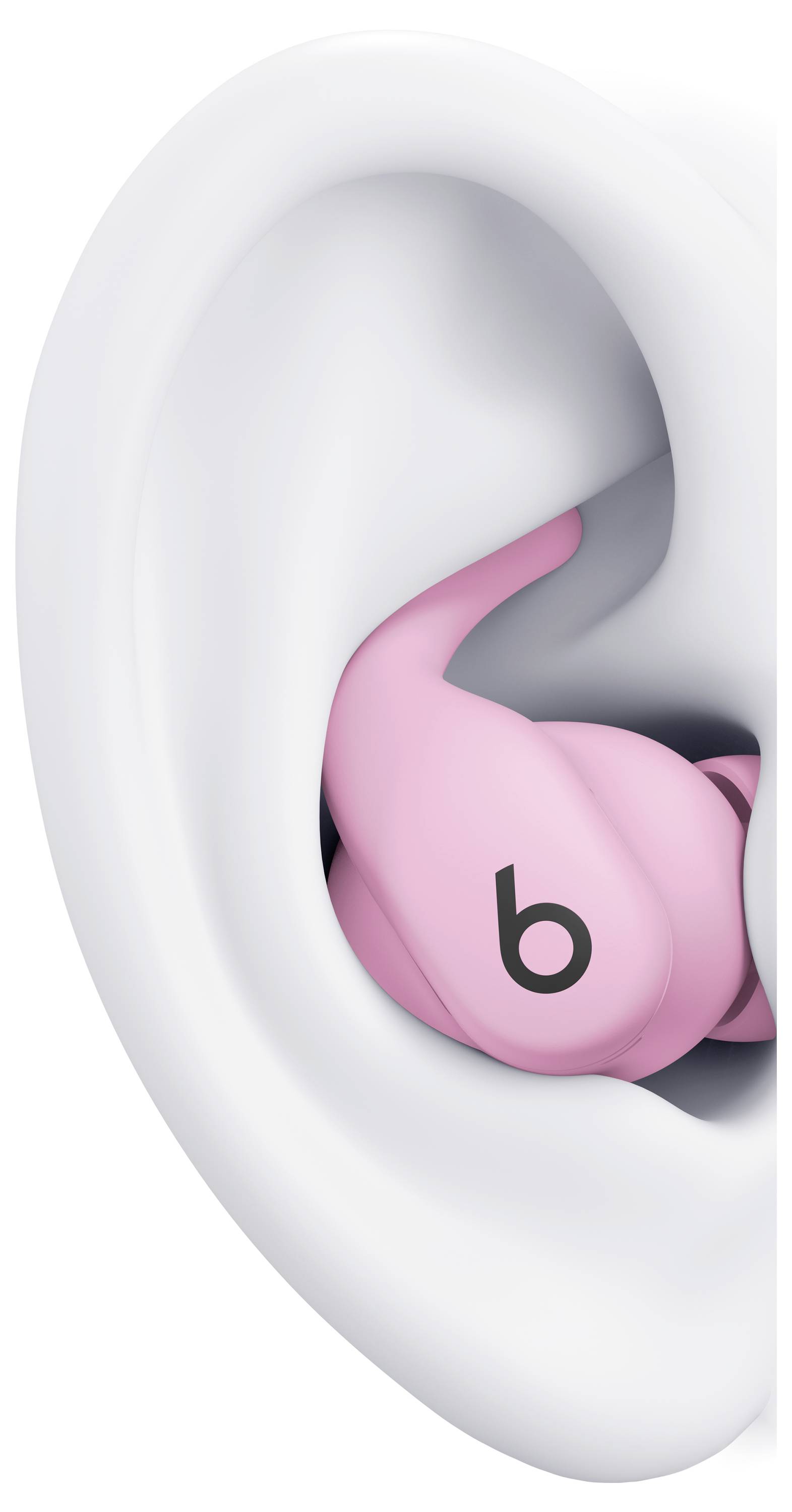 Des écouteurs roses avec un logo en 'b' sont ajustés confortablement dans une oreille humaine, démontrant un emboîtement parfait.