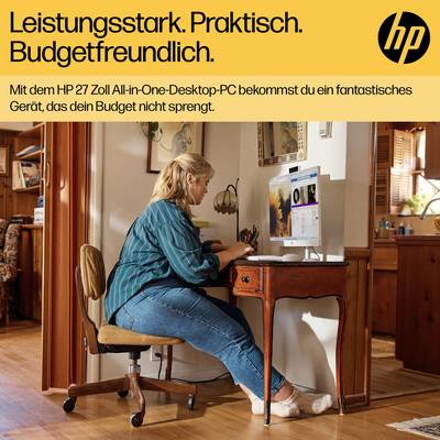 Une personne est assise à un bureau devant un ordinateur de bureau tout-en-un et travaille. Texte publicitaire sur l'image : « Performant. Pratique. Économique. »