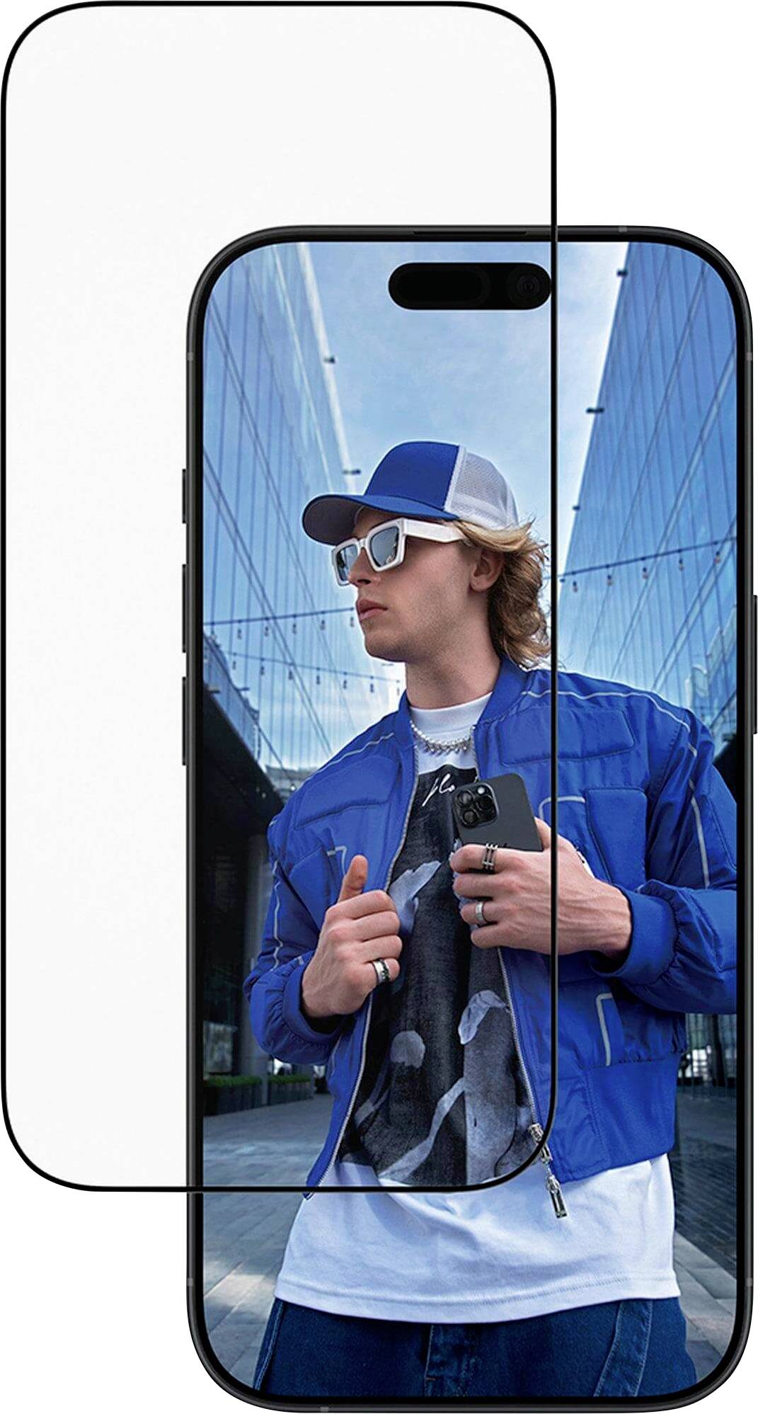 Un protecteur d'écran de téléphone est présenté avec un smartphone montrant une personne portant une veste bleue et une casquette, debout entre des immeubles en verre.