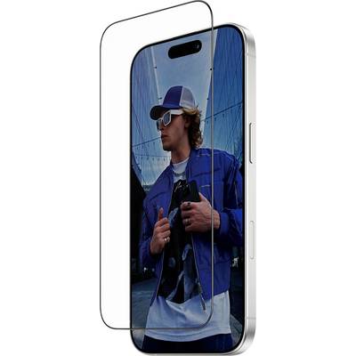 Une personne portant une veste bleue, une casquette et des lunettes de soleil est affichée sur un écran de smartphone, avec un bâtiment réfléchissant en arrière-plan.