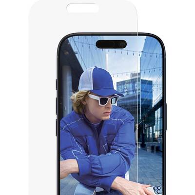 Une personne portant des lunettes de soleil, une veste bleue et une casquette est visible sur l'écran d'un smartphone, avec un protège-écran à côté.