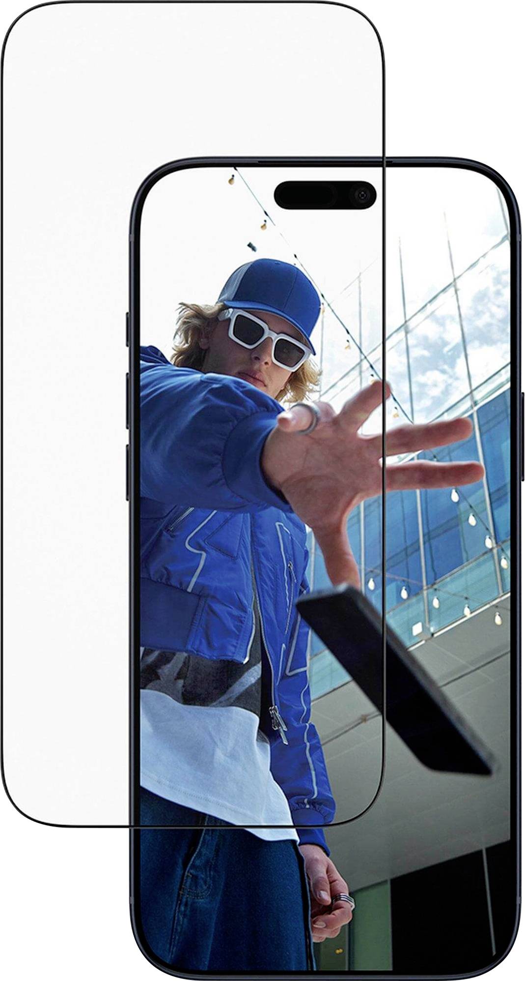 Une personne portant une veste bleue et des lunettes de soleil est capturée en pleine action, en train de lancer un rectangle noir, vu à travers l'écran d'un smartphone.