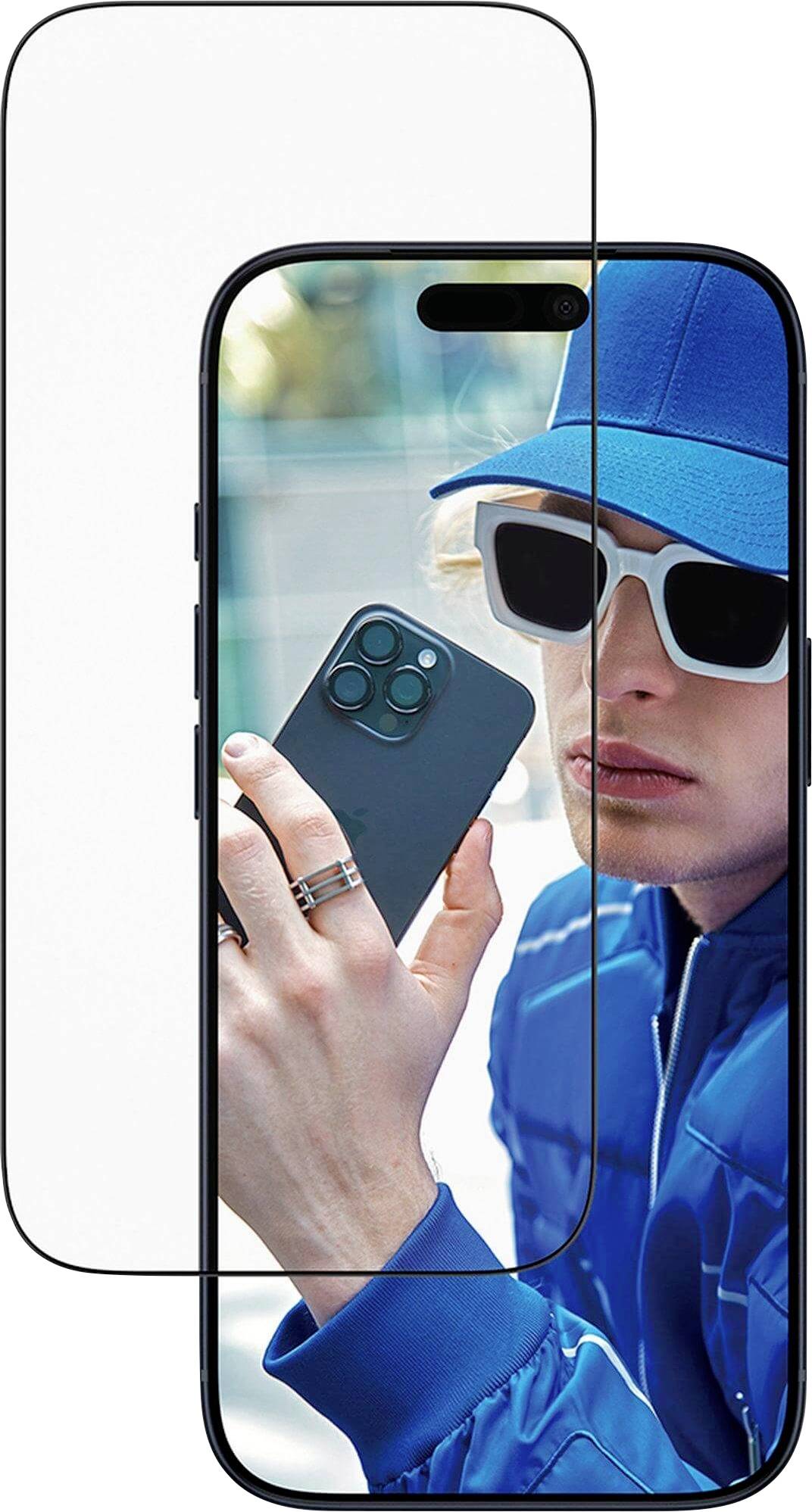 Une personne portant une veste bleue et un chapeau tient un smartphone, avec des lunettes de soleil. L'accent est mis sur l'appareil et son apparence élégante.
