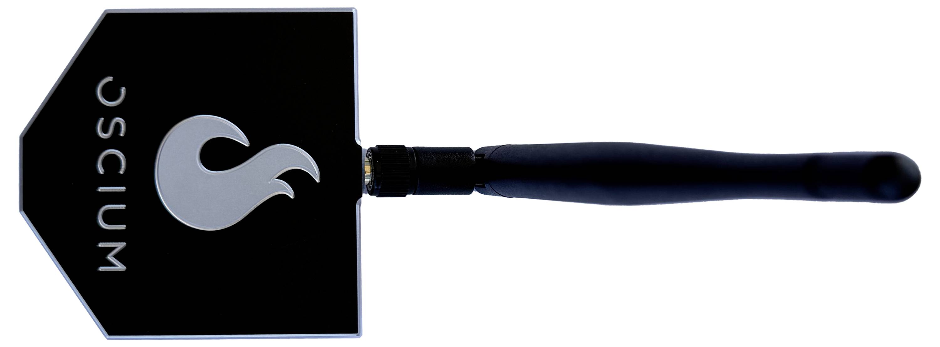 Une antenne rectangulaire noire avec un logo en forme de flamme et le mot « OSCIUM » dessus, fixée à une tige noire, sur un fond blanc.