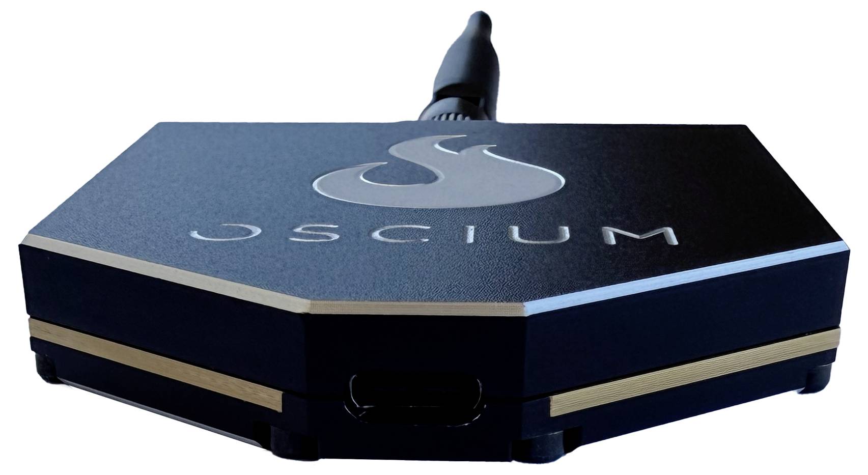 Un dispositif électronique noir hexagonal avec une antenne arrondie, portant le logo « Oscium » sur le dessus.