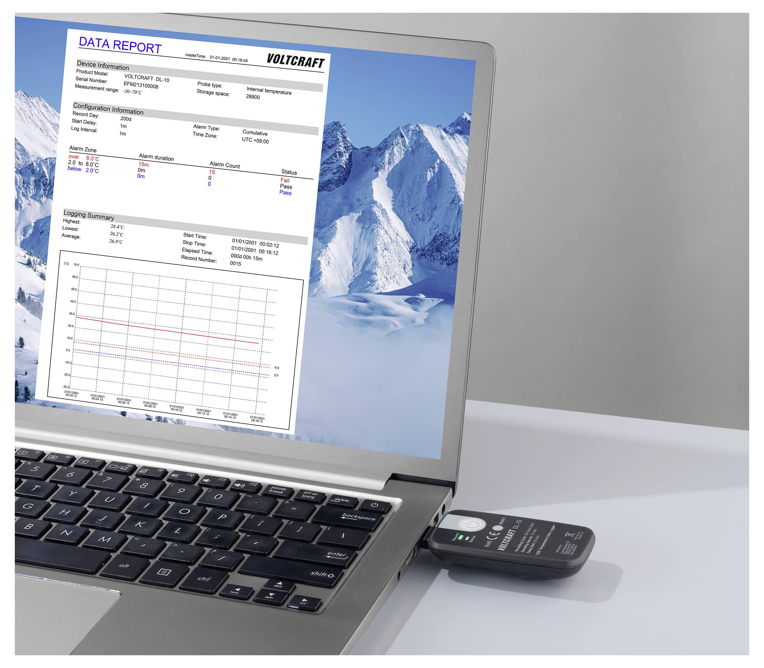 Un ordinateur portable affichant un « RAPPORT DE DONNÉES » VOLTCRAFT avec un résumé des alarmes et un graphique linéaire, à côté d'un fond d'écran de montagne enneigée ; un périphérique USB est branché.