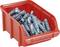 Un bac de rangement rouge contenant de nombreux chevilles en plastique gris, utilisées pour fixer des vis dans du placo ou de la maçonnerie.